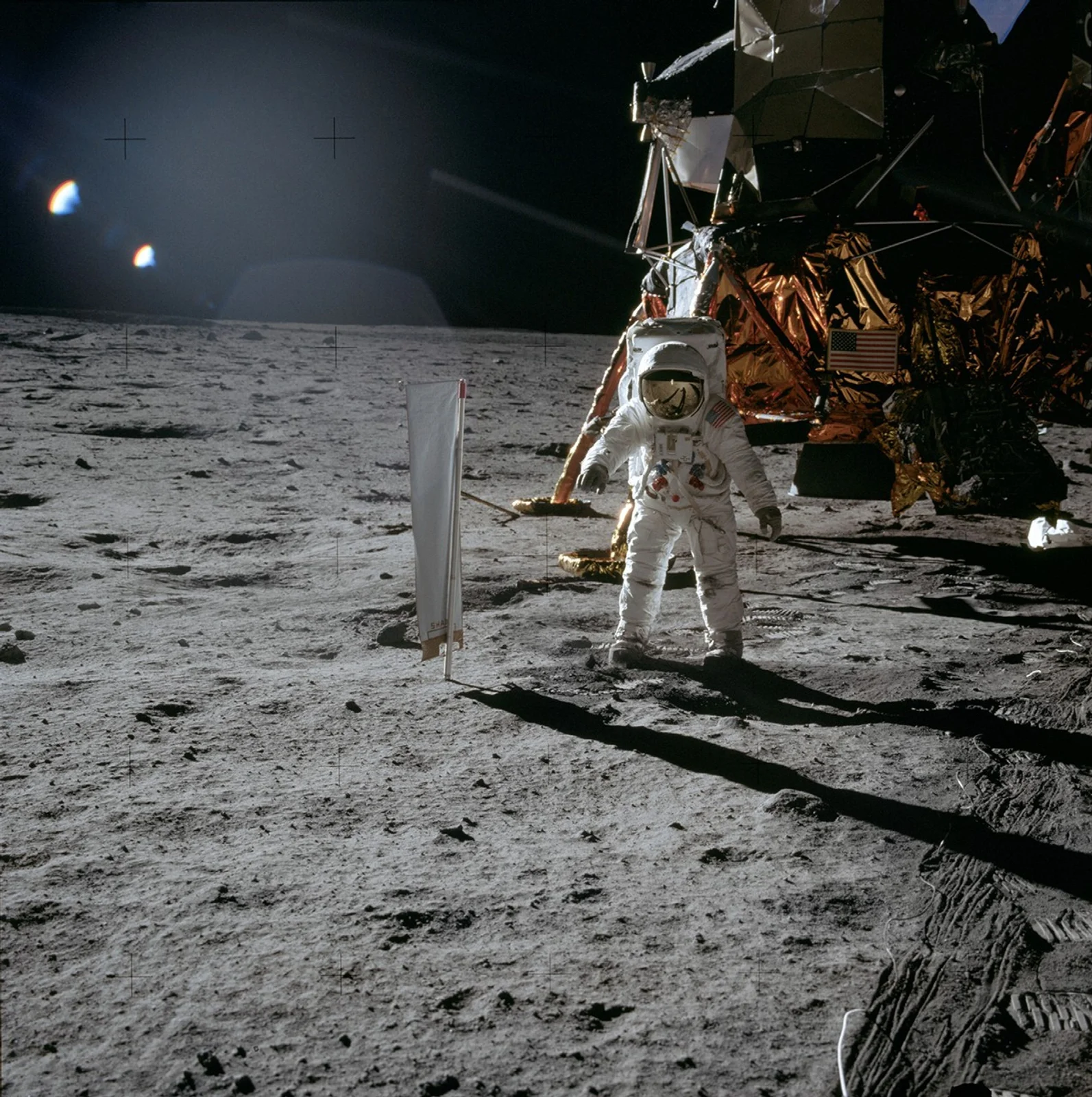 Astronautul Buzz Aldrin pe suprafața Lunii, lângă modulul lunar Apollo 11