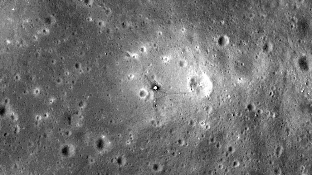 Locul aselenizării Apollo 11 fotografiat de Lunar Reconnaissance Orbiter