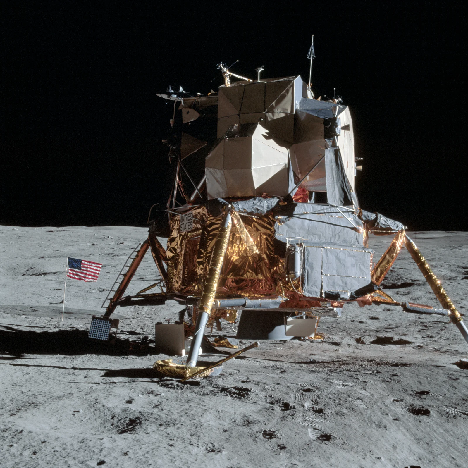 Modulul lunar Apollo 14 și steagul pe suprafața Lunii