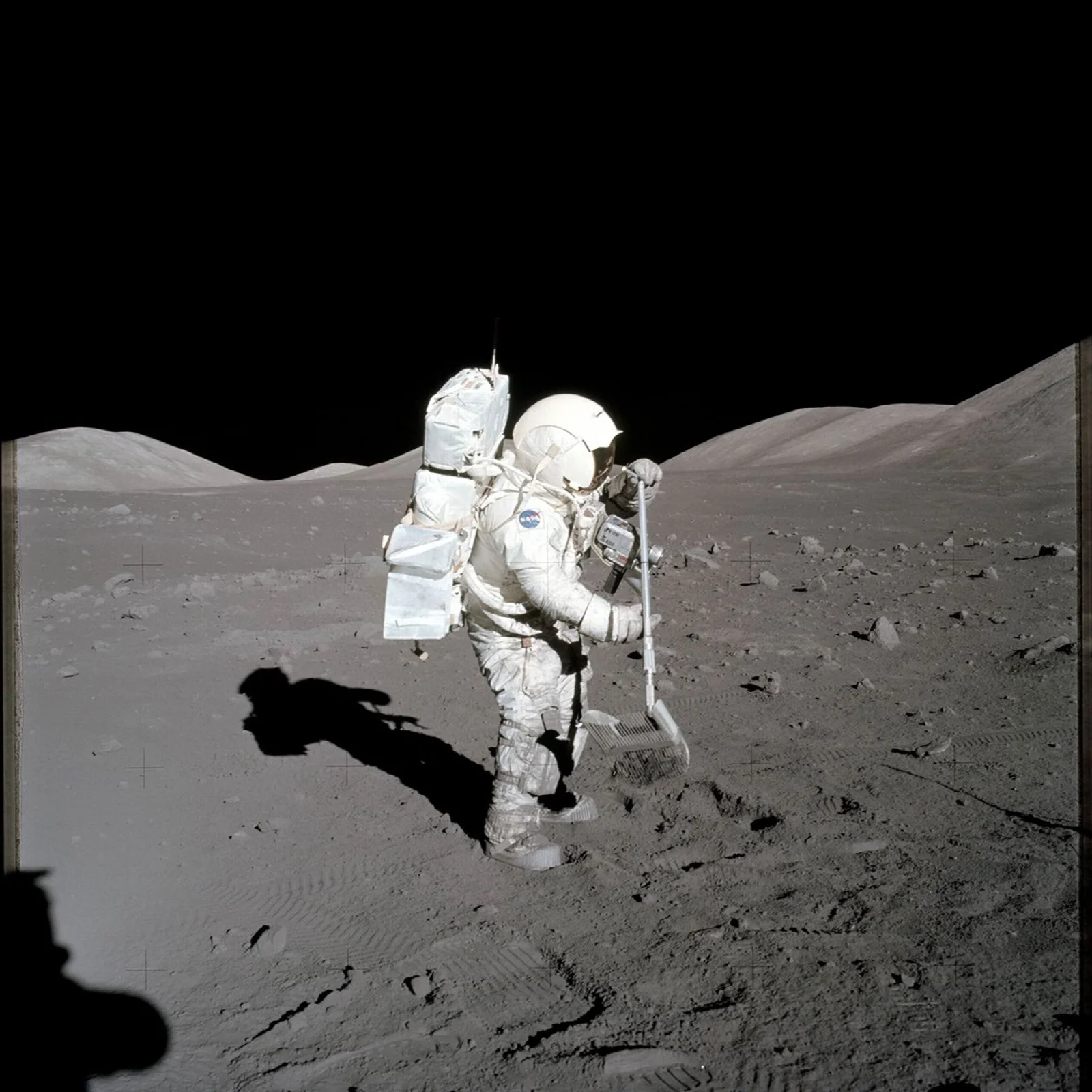Harrison Schmitt colectează mostre în timpul Apollo 17