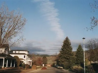 O dâră persistentă de condens care s-a lărgit și a căpătat aspect de nor cirrus