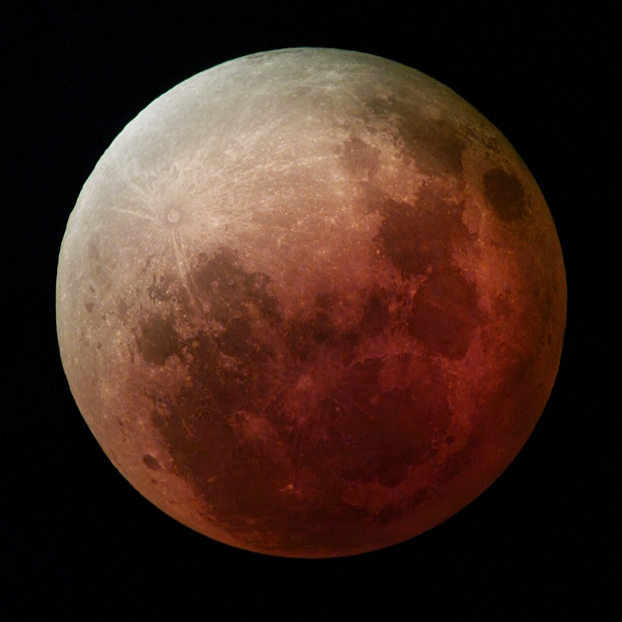 Luna roșiatică în timpul eclipsei totale din 15 mai 2022, fotografiată de la Paranal, Chile